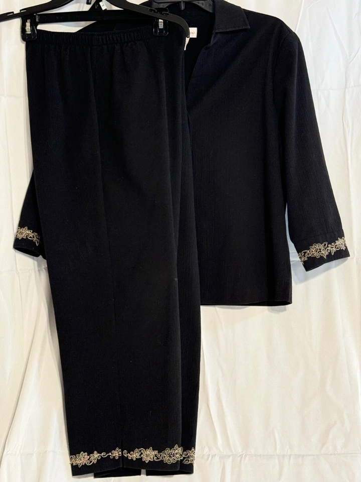 Ladies Draper’s & Damon’s 3 Piece Black Pantsuit W/Blouse L, Jacket L, Pants M - Image 4 of 4