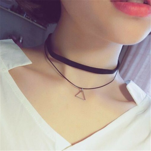 Collar Gargantilla Gamuza Negra Estilo Retro con Dije Colgante Triángulo - Imagen 3 de 4