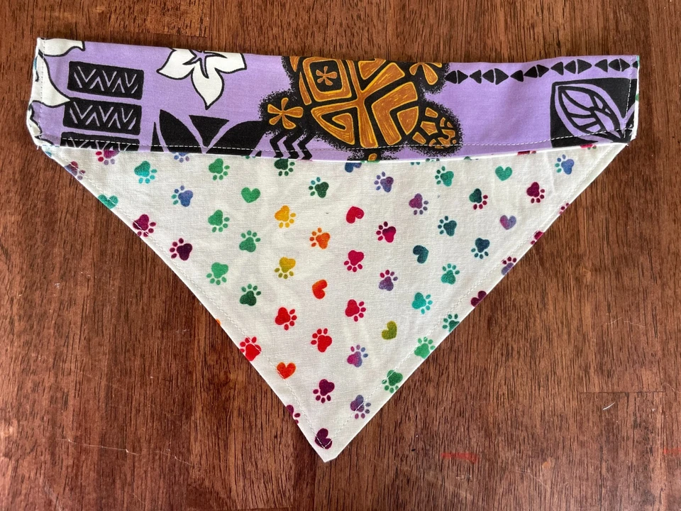 Pañuelo de perro hawaiano bufanda pañuelo sobre fondo púrpura Foto 2 de 4