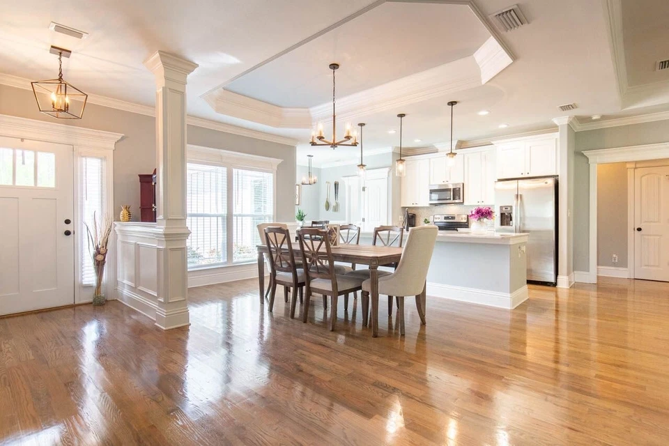 Juego de mesa de comedor de madera 8 sillas usadas Foto 2 de 4