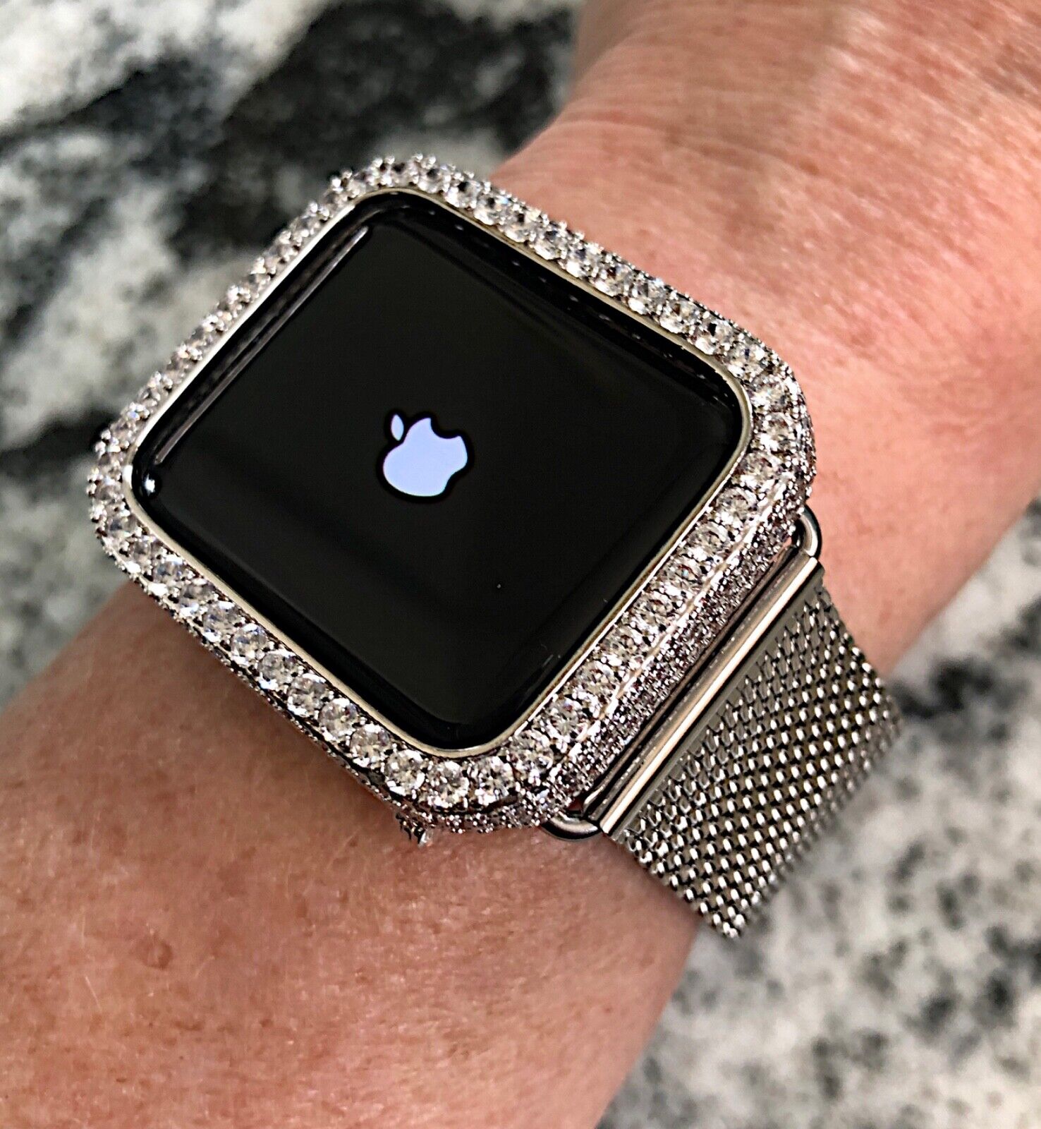 Veja o Casefor Apple Watch Series 4/5/6 44 mm/se 44 mm Moda  electromatização de duas linhas rhinestones decoração Smart Watch metade  caixa Tampa anticolisão PC - Rosa/Dourado - China Estojo de relógio