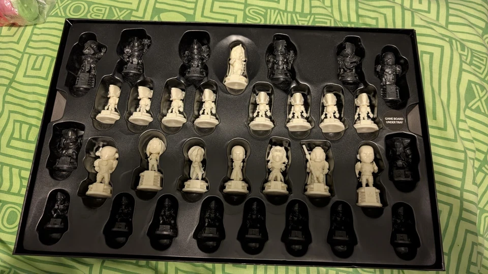 Juego de ajedrez Destiny para coleccionistas de USAopoly Foto 3 de 4