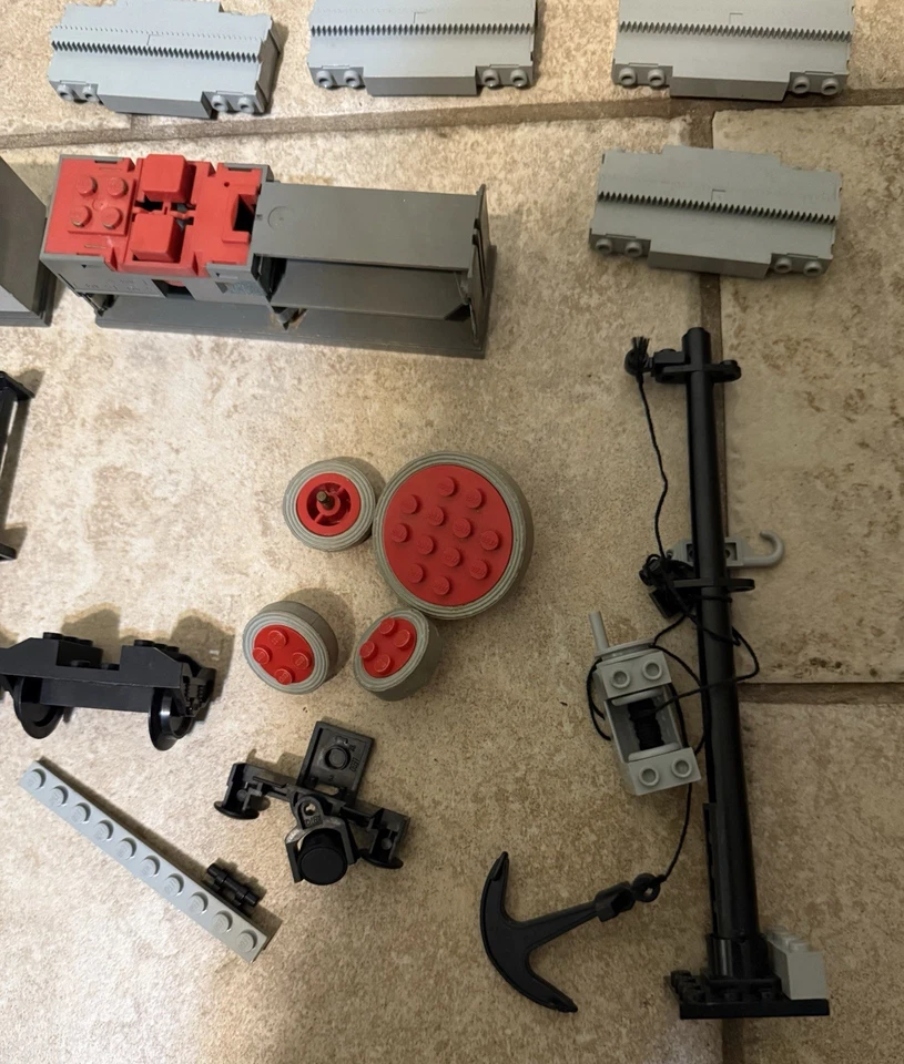 LEGO MONORAIL 6990 TRANSPORT SYSTEM   TRACK, Battery pack pcs, Wheels, supports - Image 2 of 4