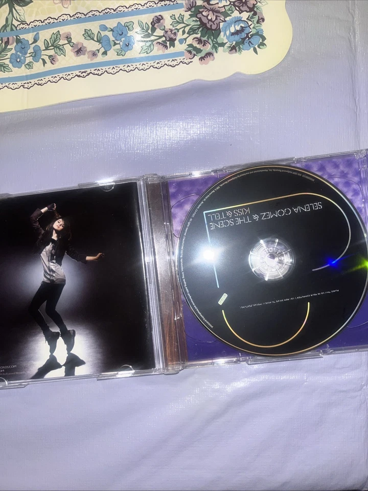 Selena Gomez Kiss & Tell TARGET EXCLUSIVE WITH BONUS DVD RARE OOP VG 2009 - Imagem 2 de 4