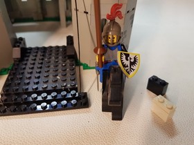 LEGO 6073 Knight's Castle 1984 Black Knights Castle 6073-1 Black Falcons #2