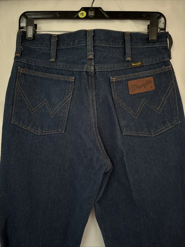 Jeans Wrangler Cowboy Cut 945DEN masculino 31x30 ajuste regular azul escuro denim EUA louco - Imagem 4 de 4