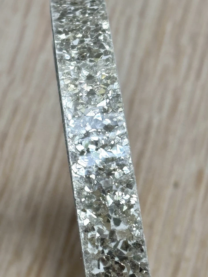 Tiras con incrustaciones de aro de bajo perla brillante de vidrio plateado nuevas Delmar Foto 3 de 4