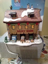 LEMAX Carole Towne “Holly Hill Dairy Barn” 2005  Christmas w Light Cord & Box