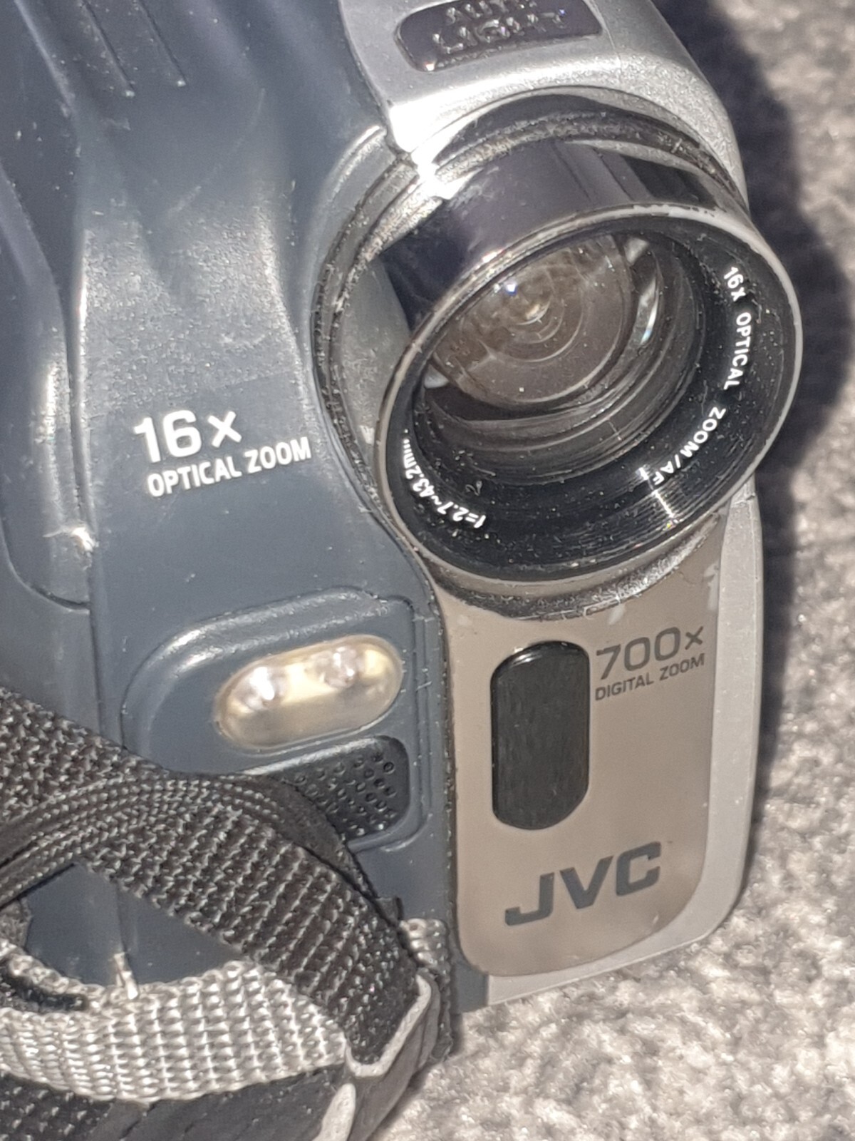 JVC GRD33EK MiniDV Digital Camcorder Bundle16x Optical Zoom BNV408U