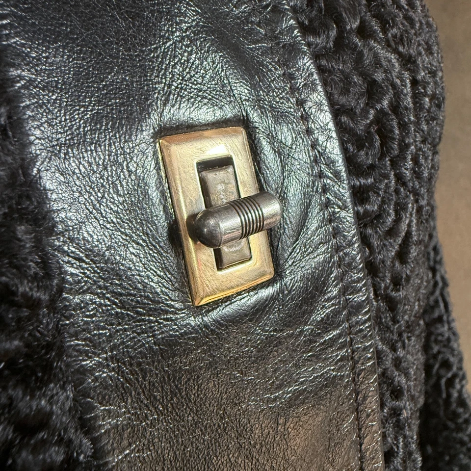 Abrigo de piel de cordero persa Carl W. Herrmann vintage con ribete de cuero y herrajes de latón Foto 4 de 4