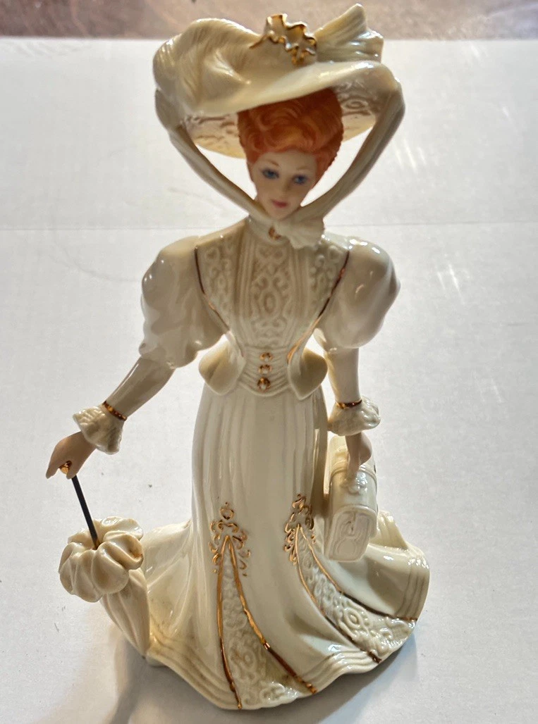 ビクトリアンスタイル 陶器製 女性像 Victorian Lady Figurine In Collectible People Figurines for sale