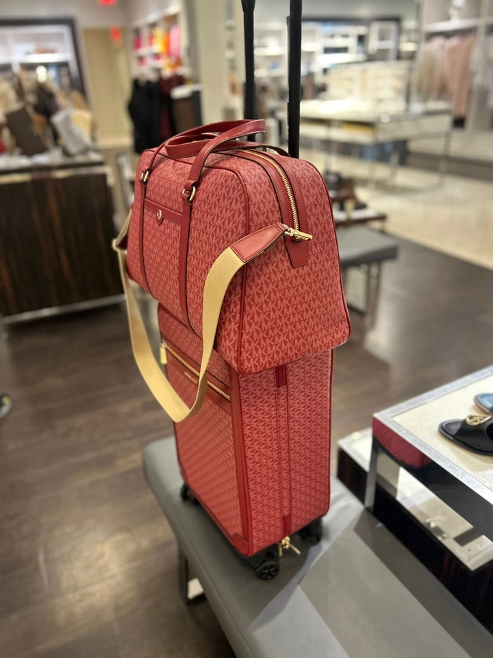 Maleta de equipaje Michael Kors Jet Set de viaje con logotipo pequeño + conjunto de bolsa de fin de semana cereza Foto 4 de 4