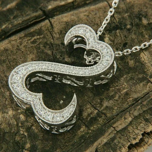 Colgante de corazón abierto de diamantes de corte redondo de 1 quilate enchapado en oro blanco de 14 k con C Foto 2 de 4