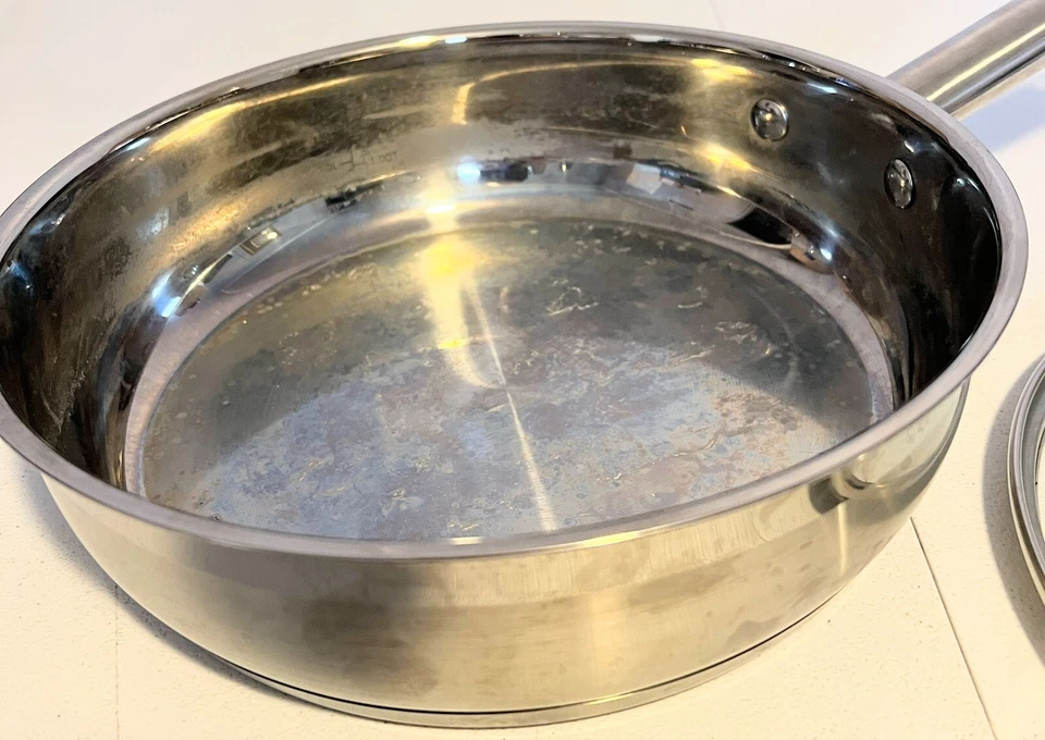 Sartén para salsa Bergner de acero inoxidable de 2,5 cuartos con tapa de vidrio Foto 2 de 4