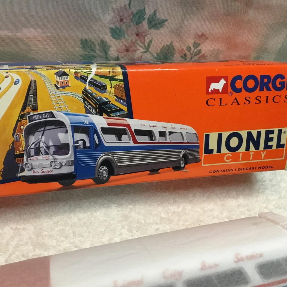 Corgi Classics #54401 GM 5301 Fishbowl Lionel City Bus Services 1/50 Scale - Image 2 of 4