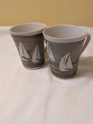 2 Tregear Steingut Keramik Becher Tassen Kaffee Fisch Boot Hering 11 cm hoch 