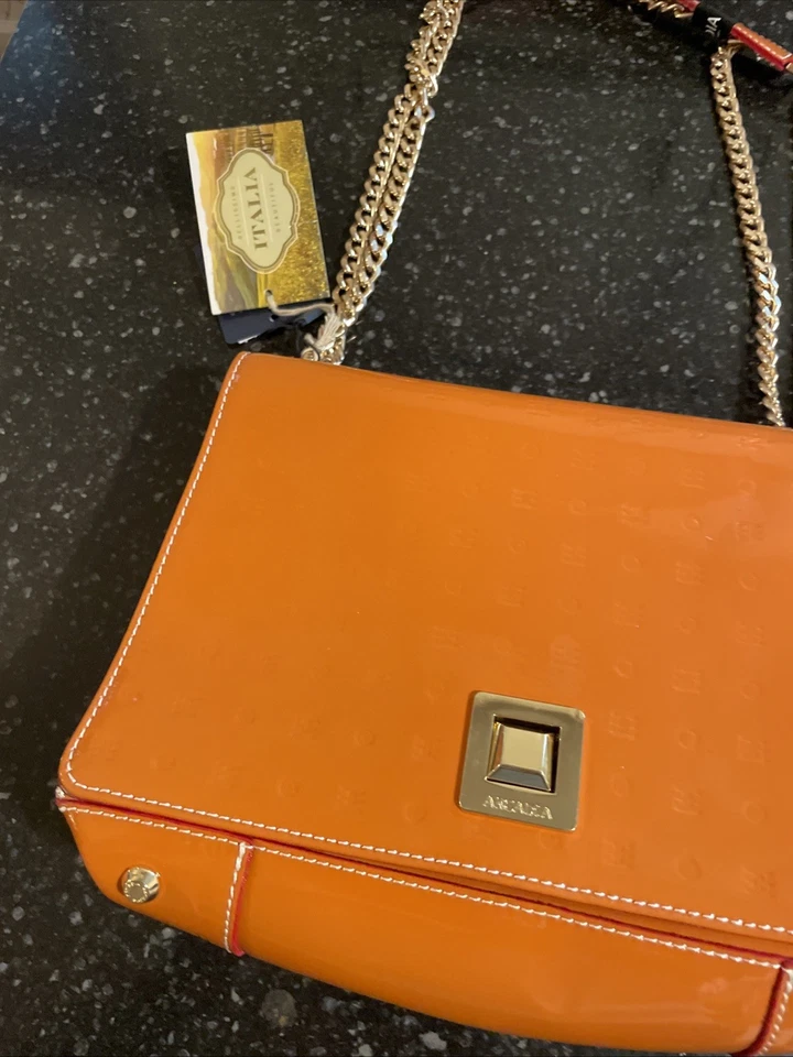 ARCADIA 压纹专利皮革包,TERRA COTTA 带金色链带 - 全新 — 第 2/4 张图片