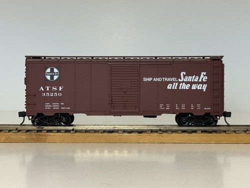 Escala HO, ACCURAIL, Santa Fe, marrón 40’ vagón de carga de una sola puerta #ATSF-35250 | Zustand: Used