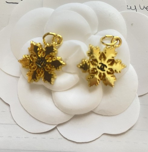 Gold Chanel Charm Button Snowflake Stamped 22mm 2pc - Picture 2 of 3