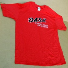 VINTAGE DARE TO RESIST DRUGS AND VIOLENCE LARGE RED GILDAN T SHIRT EXCELLENT