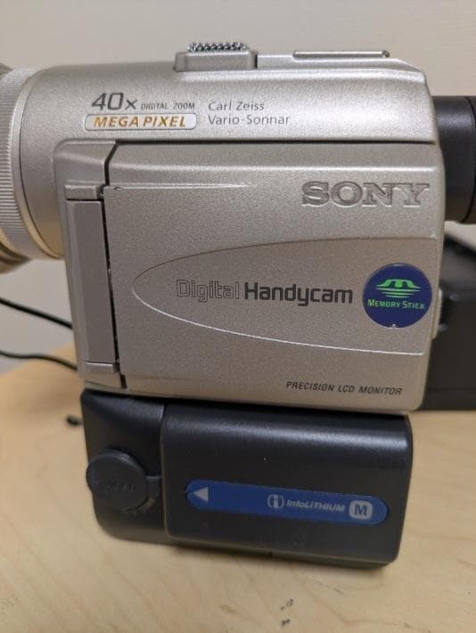 Sony Handycam DCR-PC100 Silver Camcorder Video Camera MiniDV 10x