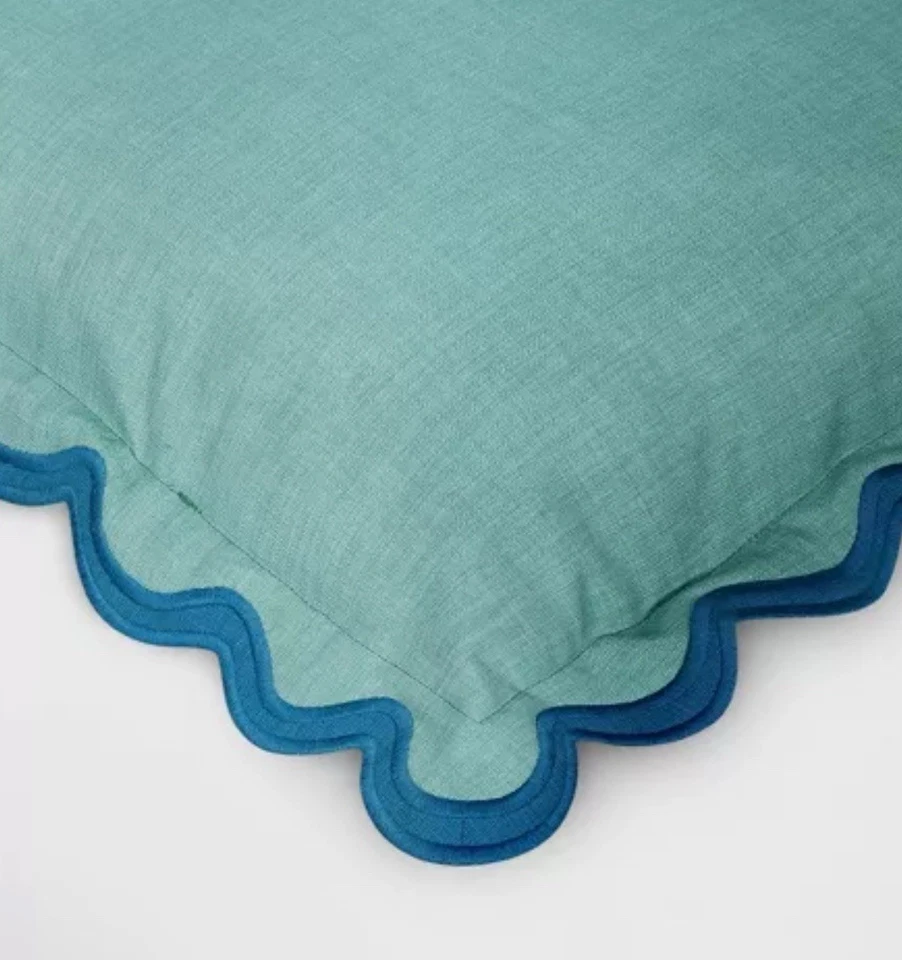 Almohada cuadrada festoneada verde para exteriores de 20”x20” – Cojín de patio umbral Foto 3 de 4