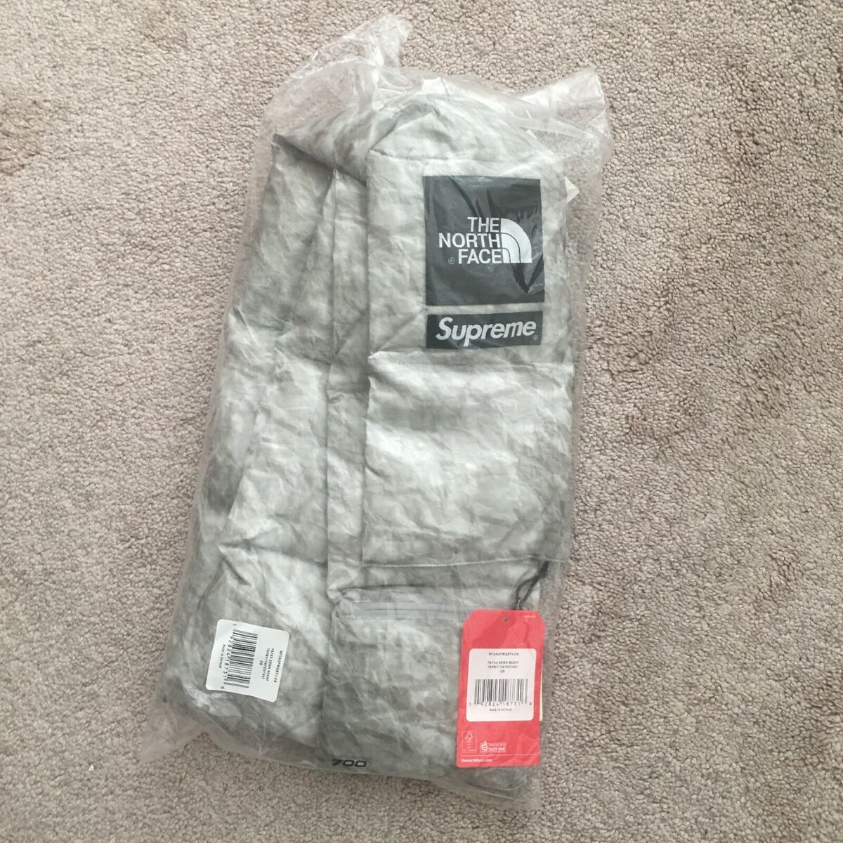 SUPREME x THE NORTH FACE Paper Print 700-Fill Down Scarf SUPREME x THE NORTH FACE Paper Print 700-Fill Down Scarf