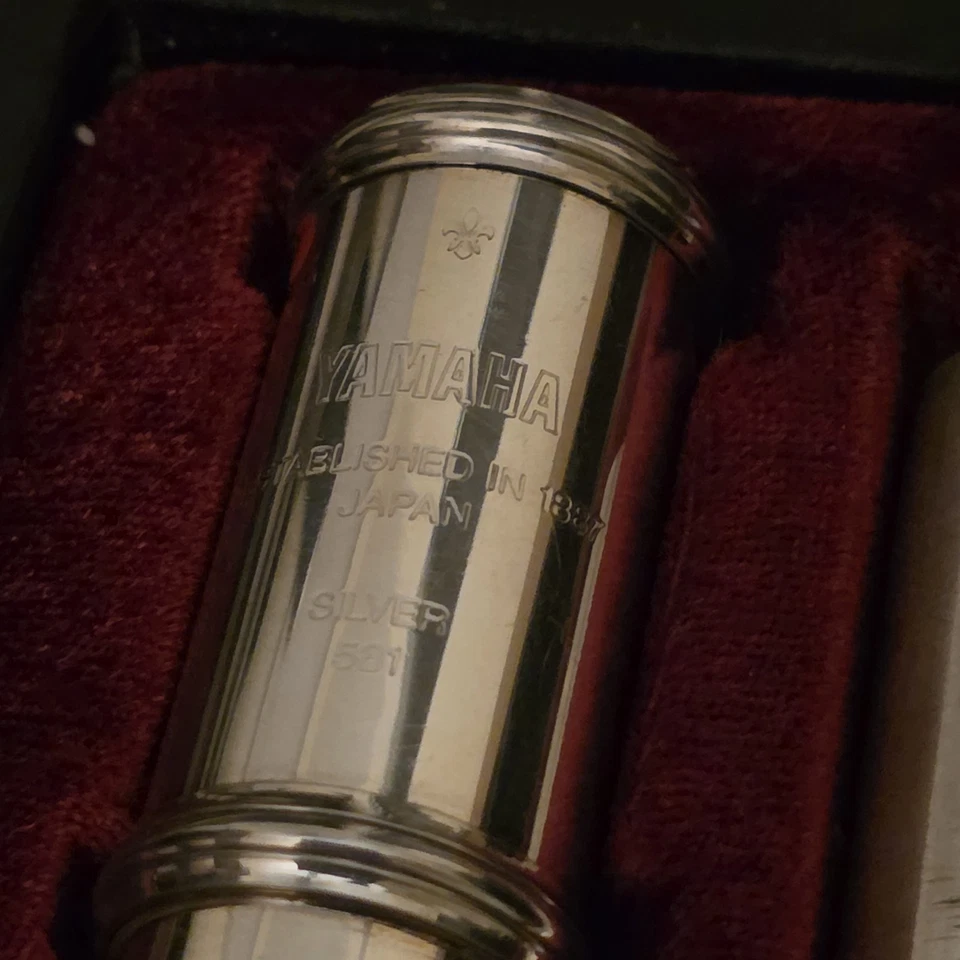 Flauta plateada Yamaha YFL 581 .925 labio chapado en oro profesional pie B agujero abierto Foto 2 de 4