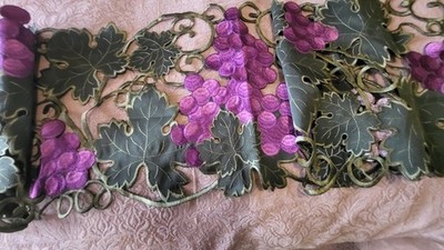 unbranded doily 75x 13 in grape vine purple green center table runner very pret