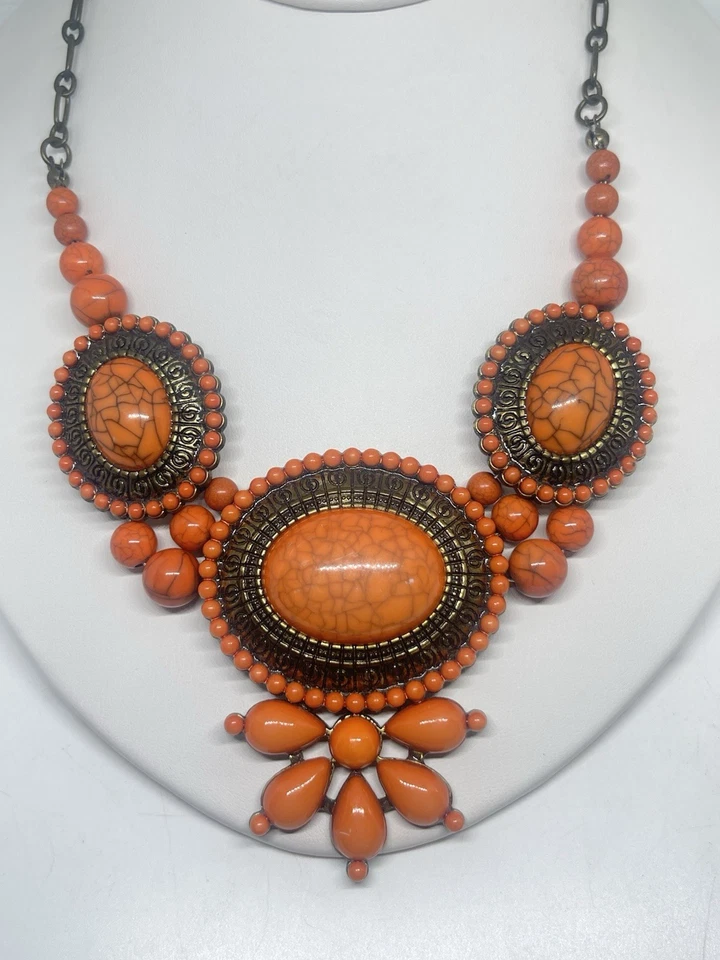 Conjunto de três brincos combinando medalhões ornamentados colar babador com miçangas laranja deserto - Imagem 2 de 4