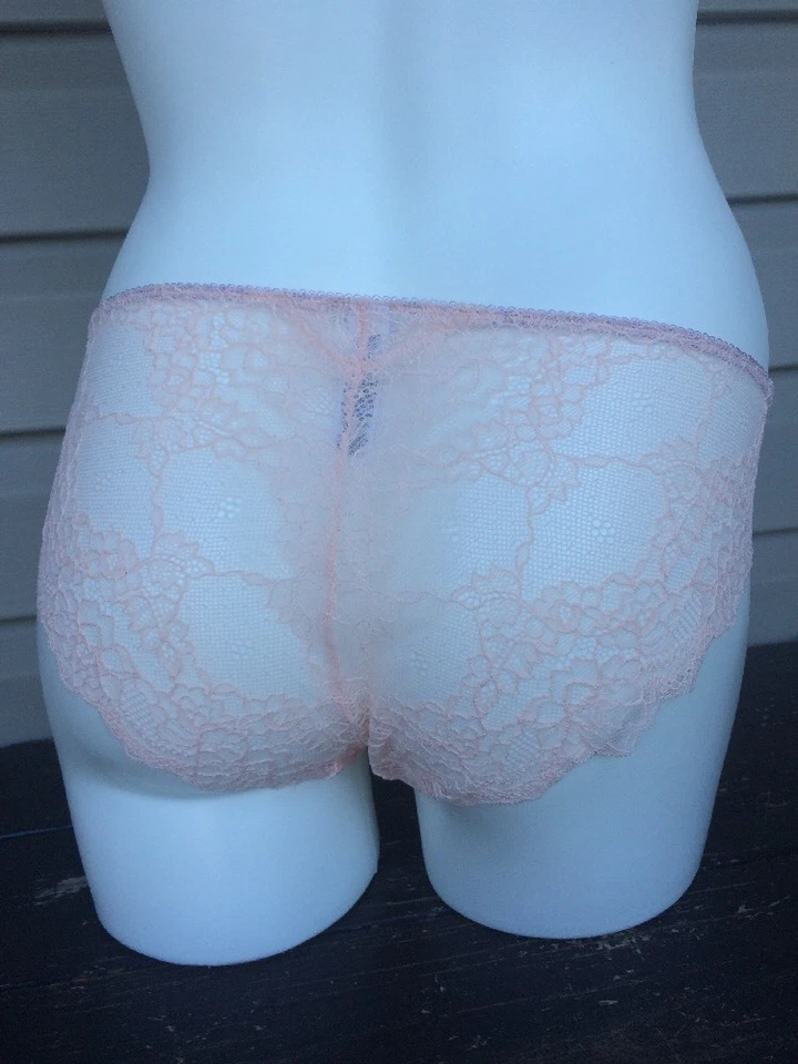 Calcinha de biquíni BCBGENERATION SAMI THE BOSS RENDA HIPSTER MÉDIA BC13H419 ROSA US$ 24 - Imagem 2 de 2