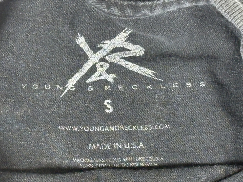 Camiseta joven imprudente adulto pequeña negra dorada gráfica ropa de calle skater camiseta Foto 4 de 4