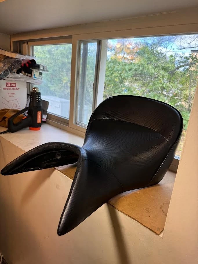 Sargent Triumph Tiger 800/800XC 2011-19,黑色,低帮座椅 WS-627-19 — 第 3/4 张图片