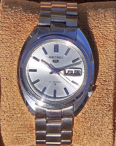 Seiko 90s trendy Stainless Steel Silver Japan  Watch new old stock Seiko Vintage Watches — For Sale | Vintage Watch Studio main image 4