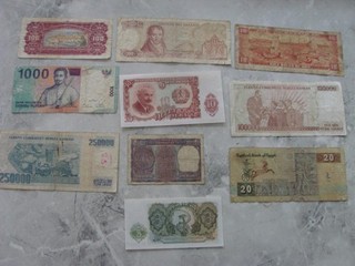 (L129) 10 BANKNOTES MIXED COUNTRIES AND CONDITION FREE UK POST