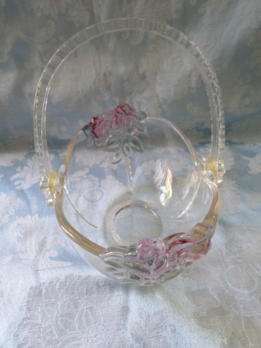 Vintage Brautkorb aus Glas mit erhabenen Rosen und Plexiglasgriff - Bild 2 von 7