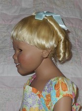 WEE 3 LINDA Doll Wig SIZE 14-15.5 PALE BLONDE Short Hair  Curly Ponytail NWT
