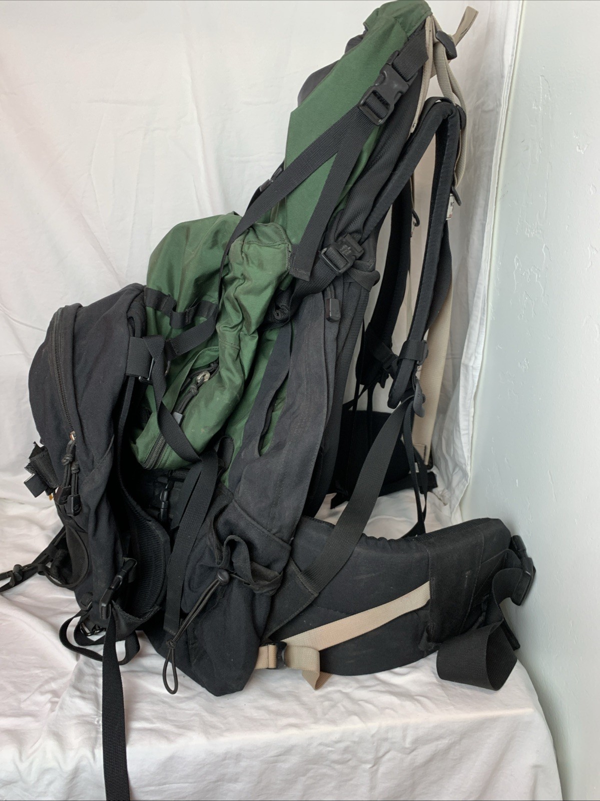 The North Face Stamina GREEN Backpack Men's 70L Internal Frame Hiking Pack