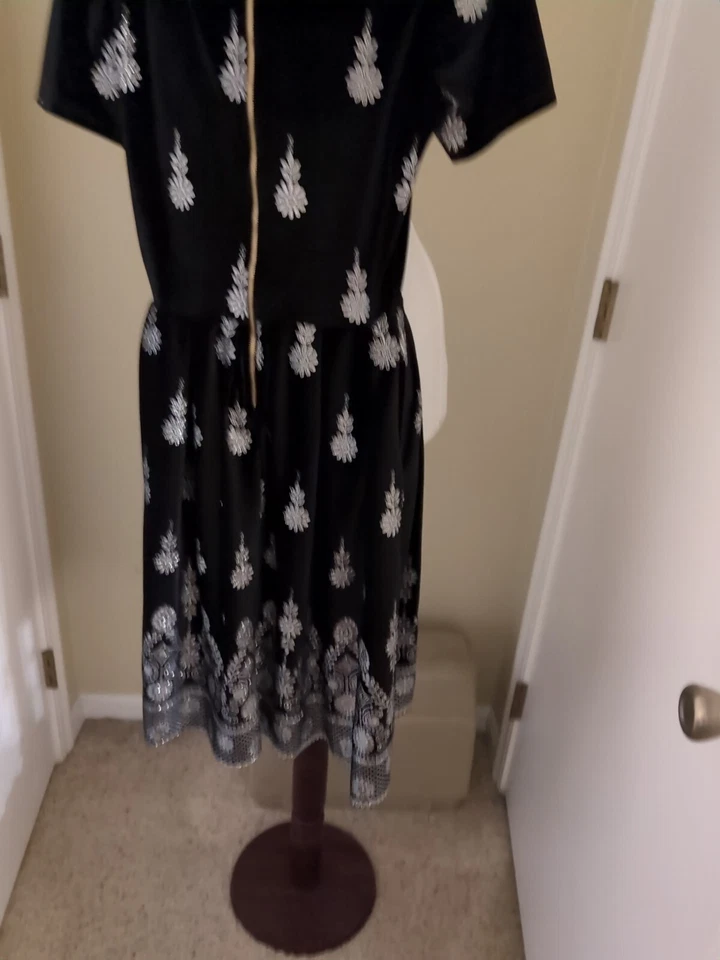 Lularoe Pequeño Elegante Vestido Amelia Negro Terciopelo Plateado Vestido de Vacaciones Foto 4 de 4