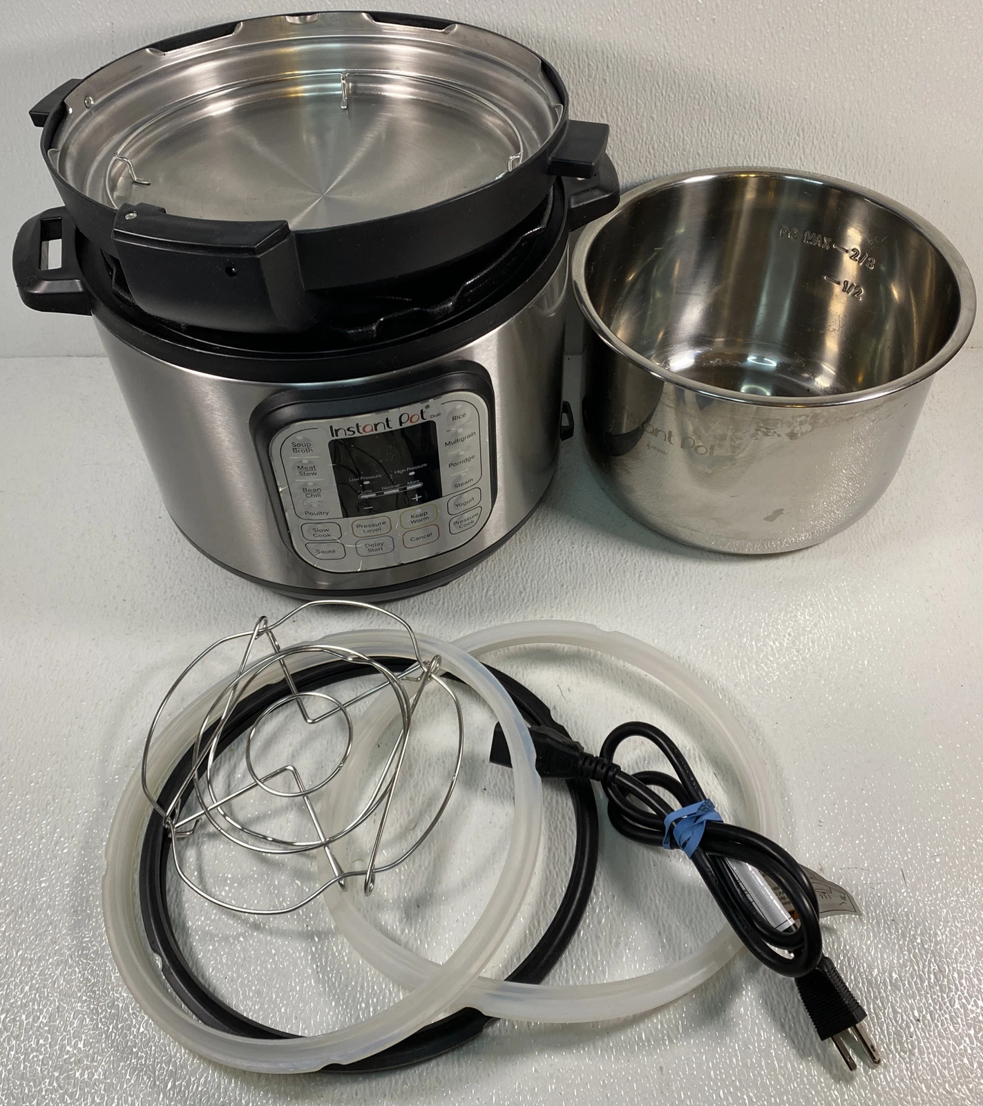Instant Pot IP-DUO60 V3 6 QT Programmable Pressure Cooker Pot Tested & Working