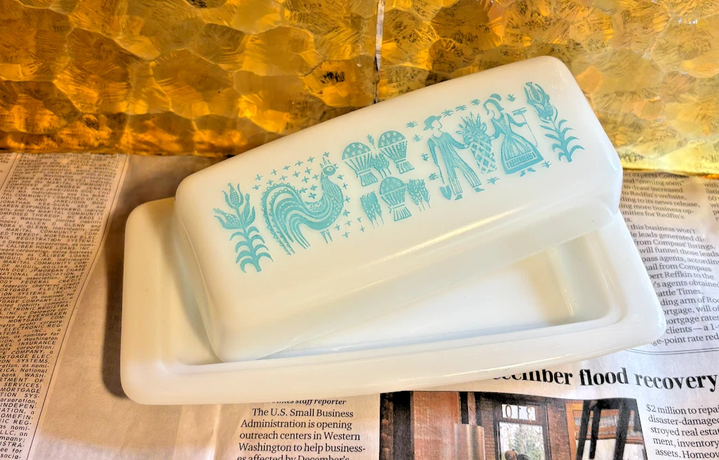 Vintage Amish Butterprint PYREX Butter Dish - Milk Glass, White & Blue w/ Lid
Opens in a new window