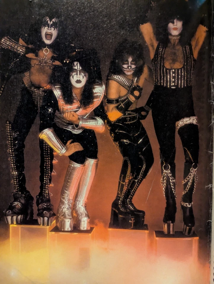 Teen Machine Magazine Presents KISS In Pix May 1978 Mostly Kiss also Queen Heart Foto 2 de 4