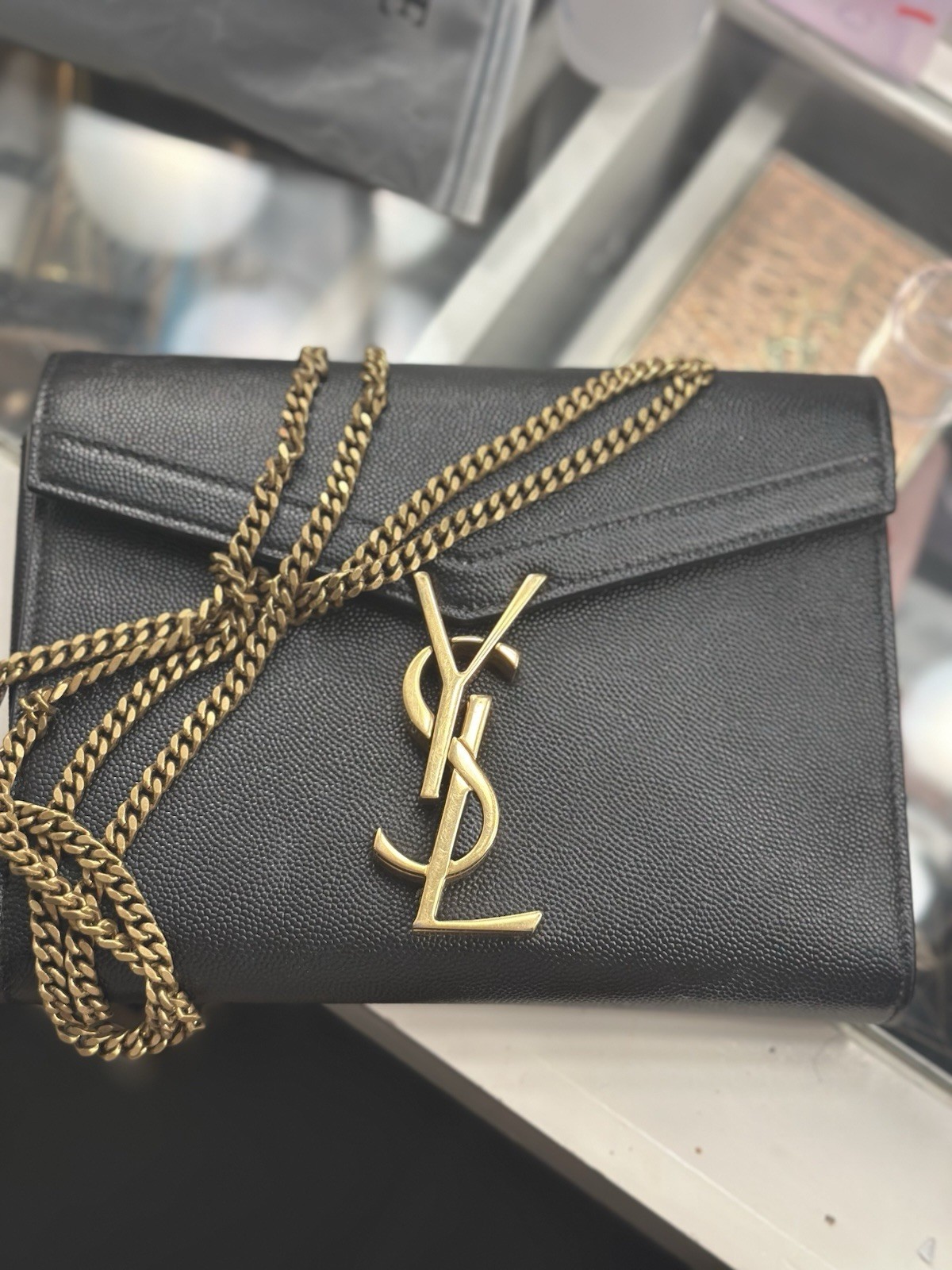 Saint Laurent YSL Cassandre Busta Portafoglio su Catena Pelle Grana Nera Oro