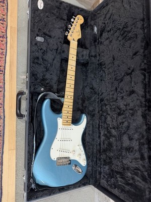 2023 Fender Player Stratocaster Lake Placid Blue + Hard Case