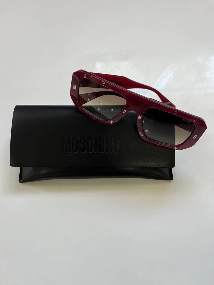 Gafas de sol Moschino color vino borgoña con logotipo patrón de letras 🕶️ Foto 3 de 4