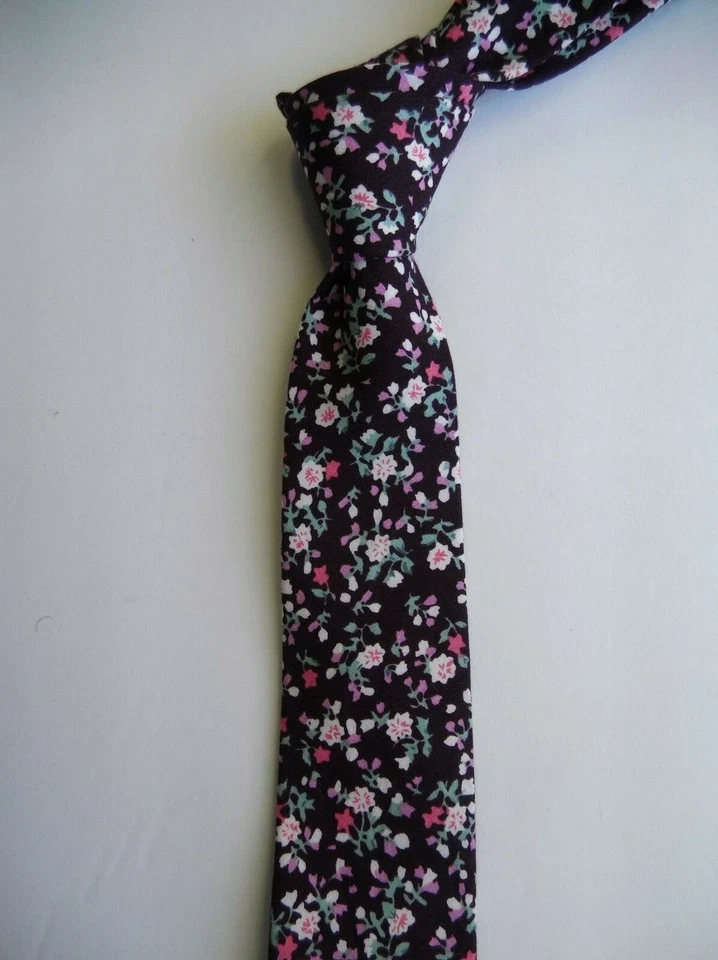 Corbata ajustada de algodón floral granate Foto 3 de 4