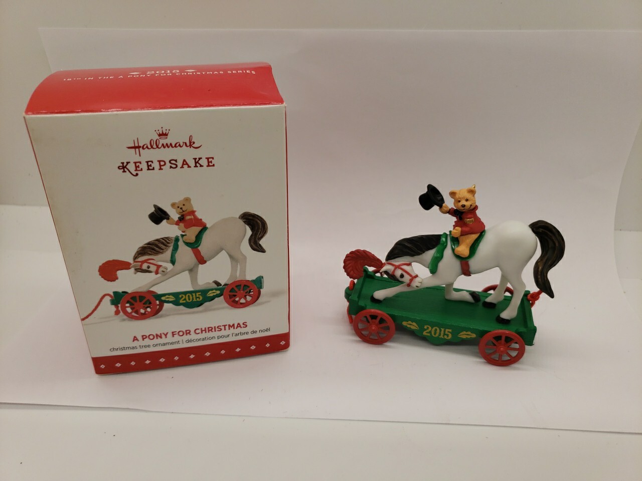 Hallmark Keepsake Ornamento Un Pony per Natale #18 Bianco Pony Bear Top Hat_AT
