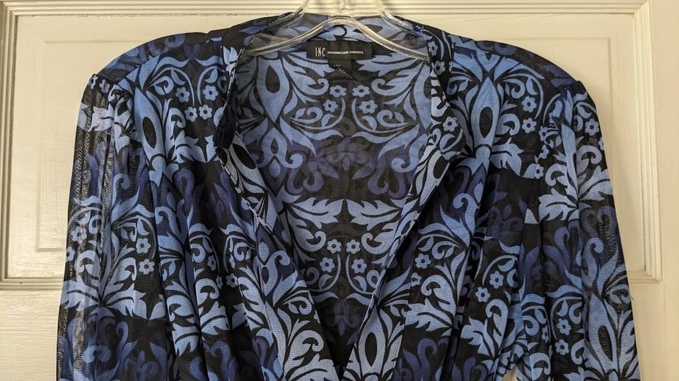 Blusa envolvente INC para mujer TALLA GRANDE cuello en V corbatas periwinkle y estampado negro Foto 2 de 4