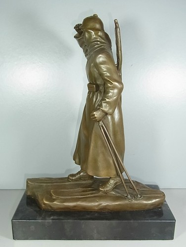 Russische Bronze - Darstellung eines Weltkriegssoldaten auf Skiern - Mamorsockel