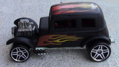Hot Wheels 2001 Collector #125 '32 Ford Vicky Black Flames Tampo MINT LOOSE